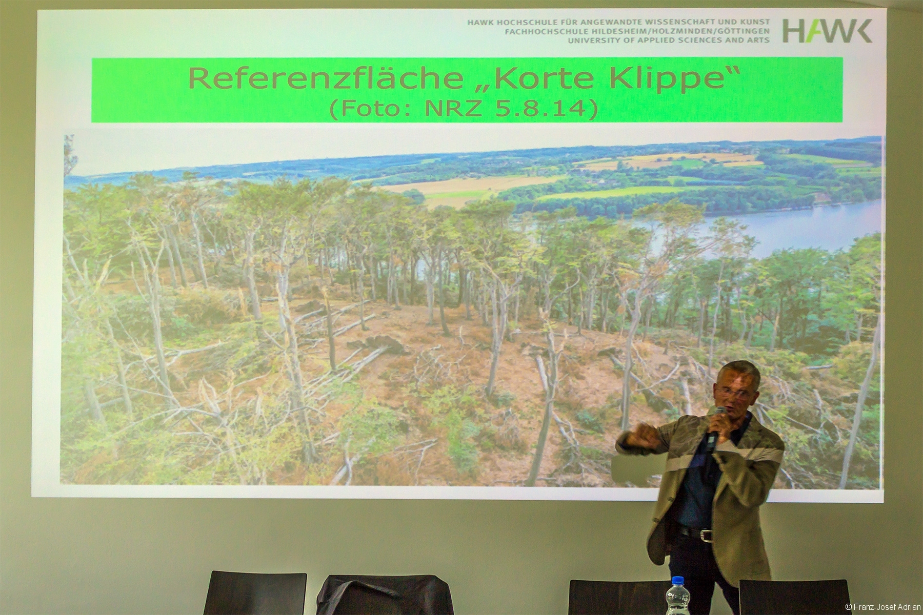Prof. (FH) Dubbel vor der Foto der Korte Klippe