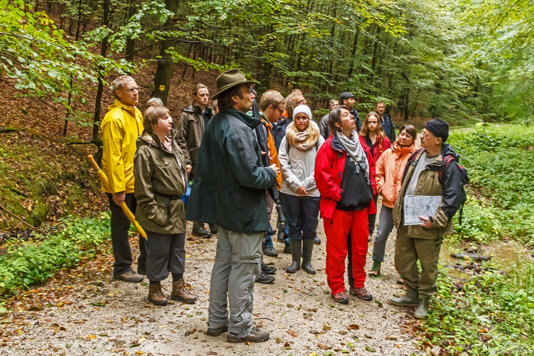 Gruppenleiter Straußberger und Oltsch vor der Waldabteilung Holzkreuz