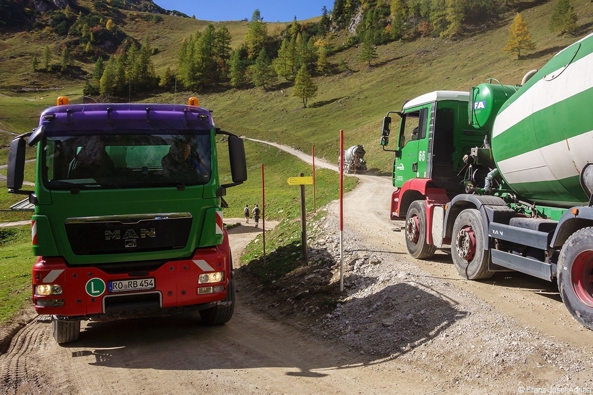 Schwerverkehr an der Mitterkaseralm