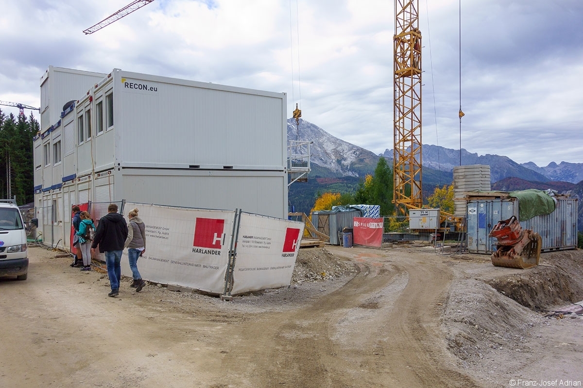 Neubau der Mittelstation mit Schildern der Großaktionäre Harlander und Hinterleitner (Spiluttini)