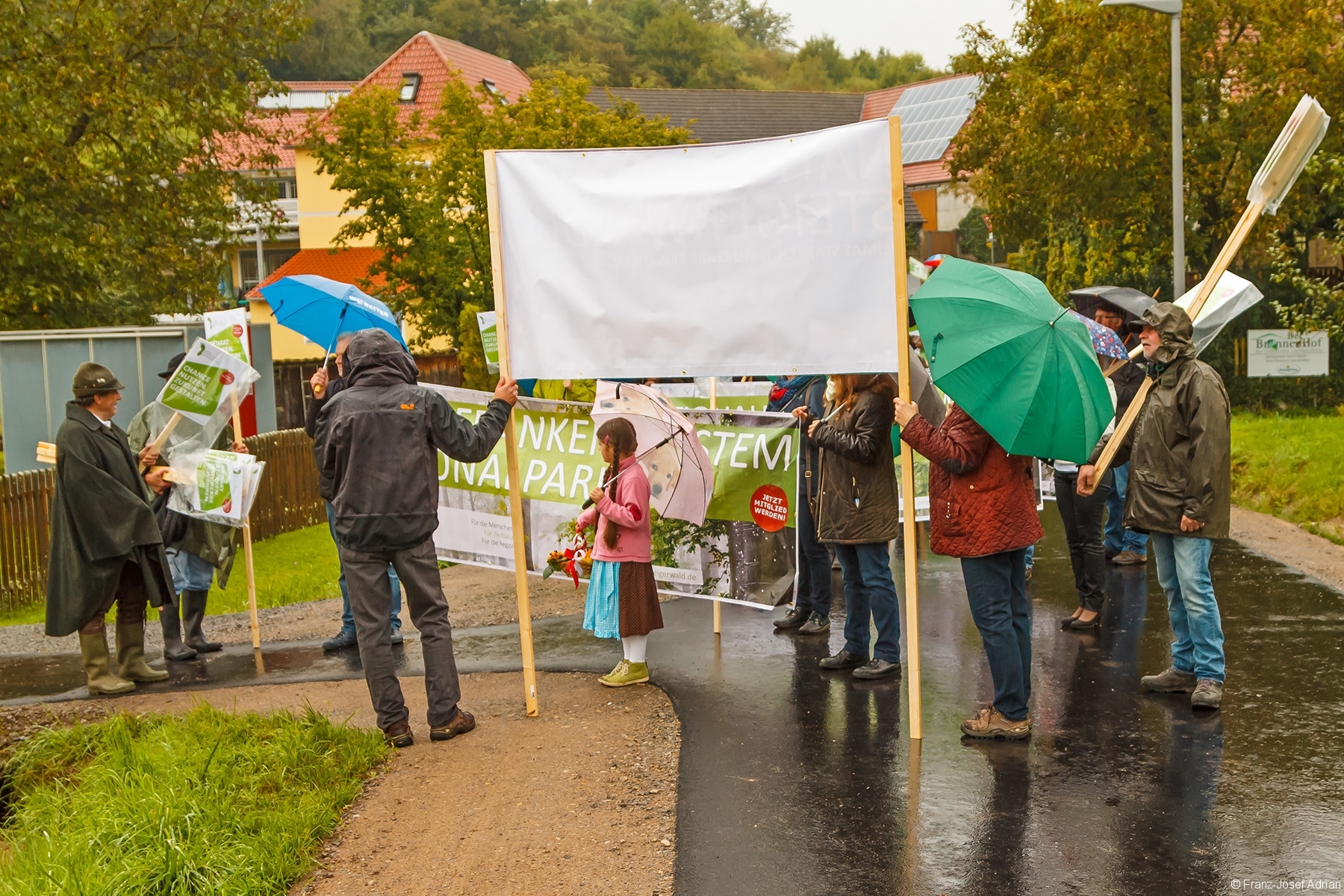 Demonstrationsteilnehmer am Abzweig zum Besucherparkplatz
