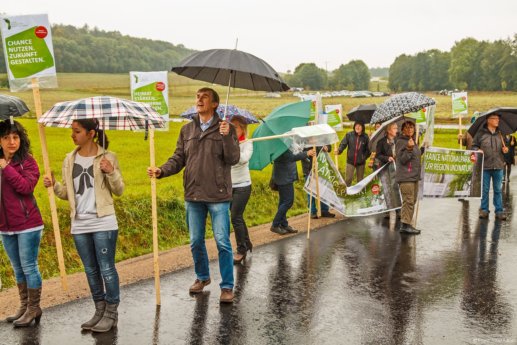 in der Mitte: Manfred Reinhard vom Verein Nationalpark Nordsteigerwald