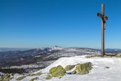 Gipfelkreuz am Lusen, im Hintergrund der Rachel