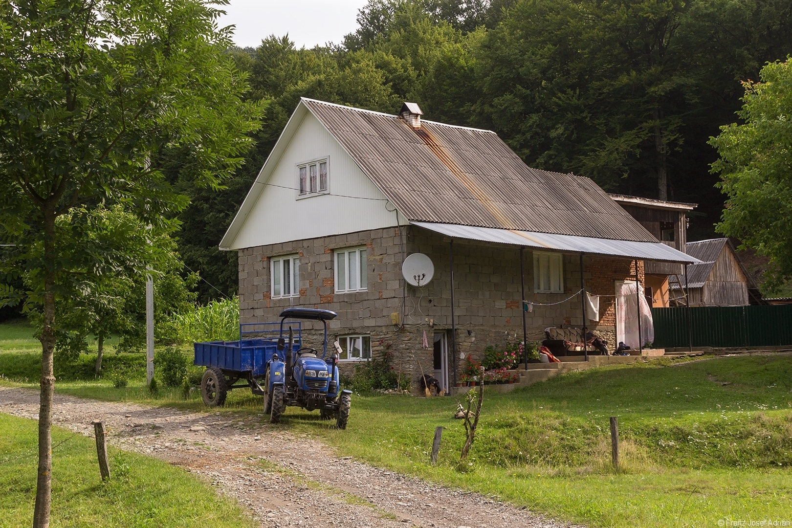 Kleiner Traktor vor Wohnhaus